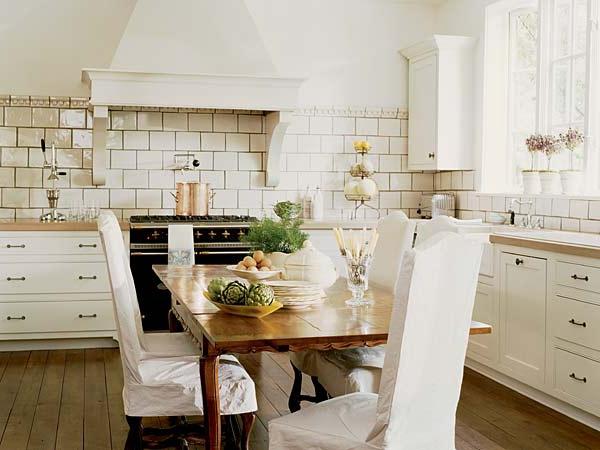 weiße klassische Küche im Innenraum