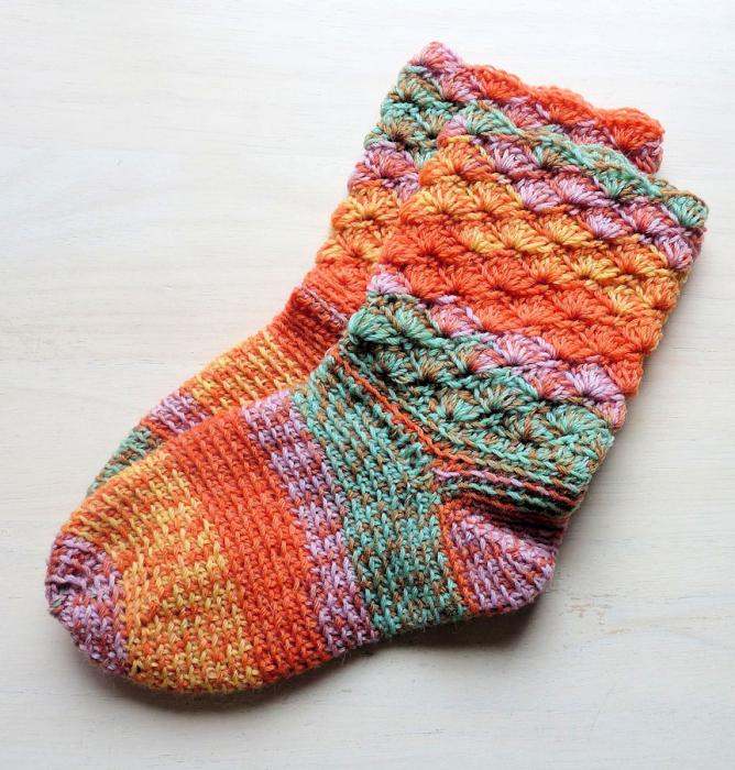 Lass uns darüber reden, wie man eine Socke aus mehrfarbigen Motiven häkeln kann