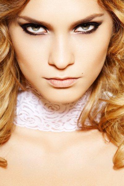 Kreiere Abend-Make-up für Blondinen