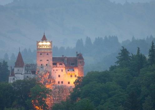 Draculas Schloss in Rumänien. Geschäft auf der Legende